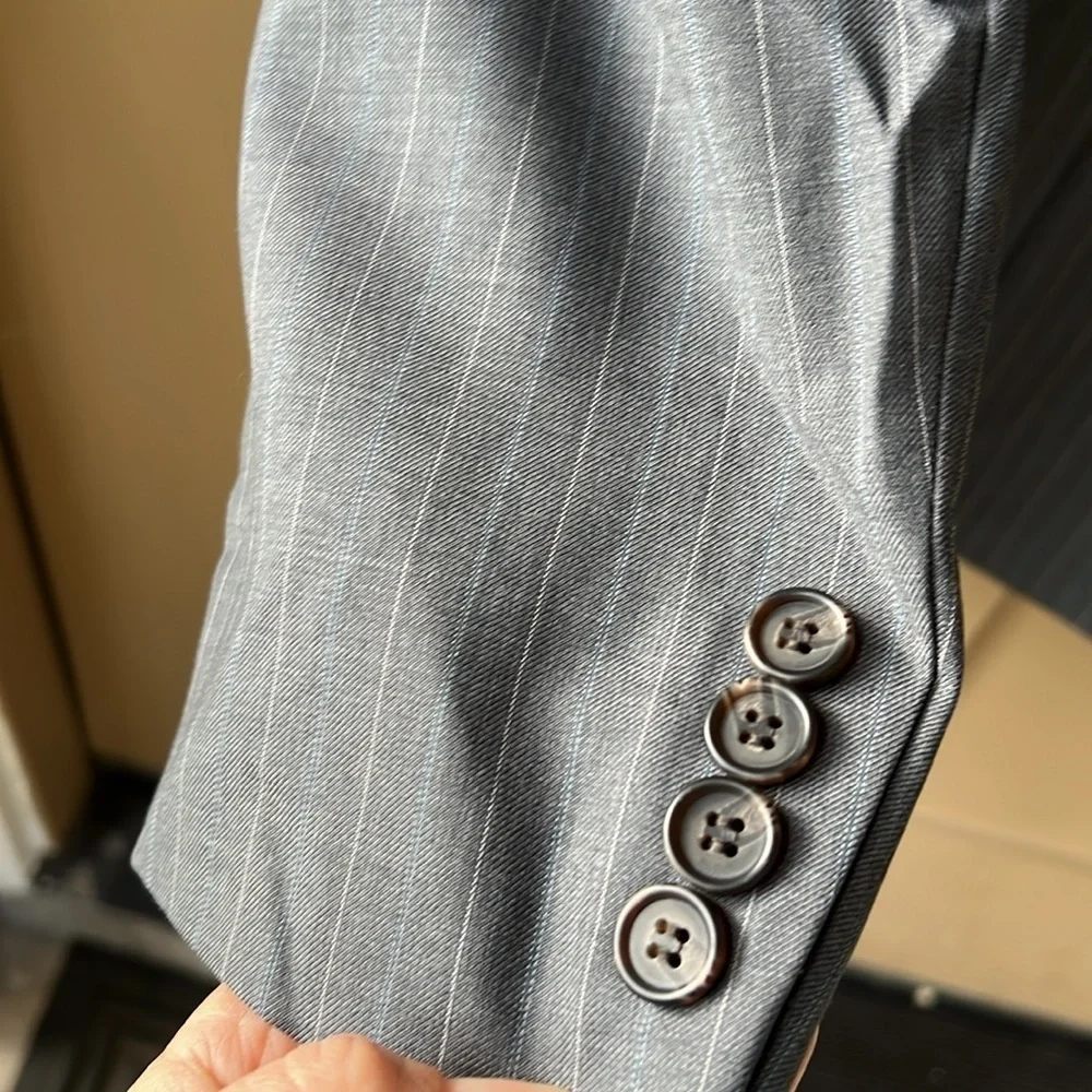 Lauren Ralph Lauren 100% Wool Pin Stripe Gray 2 Piece Suit. Size 40R
